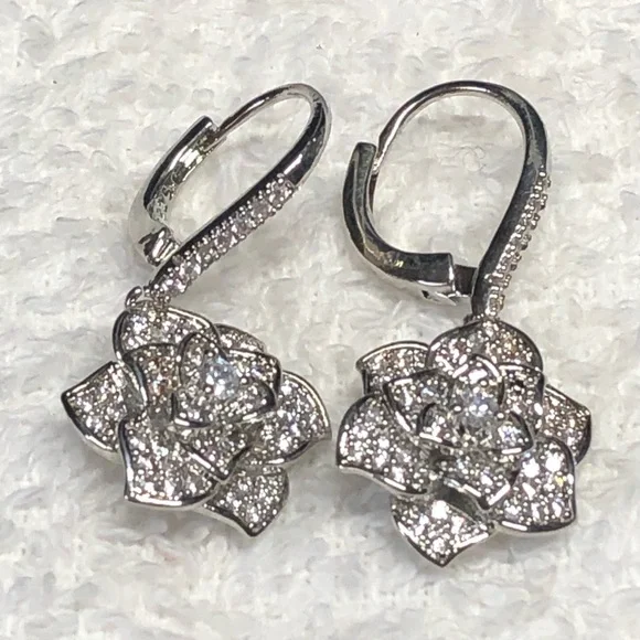 Elegant Silver Floral Earrings - Picture 7 of 8